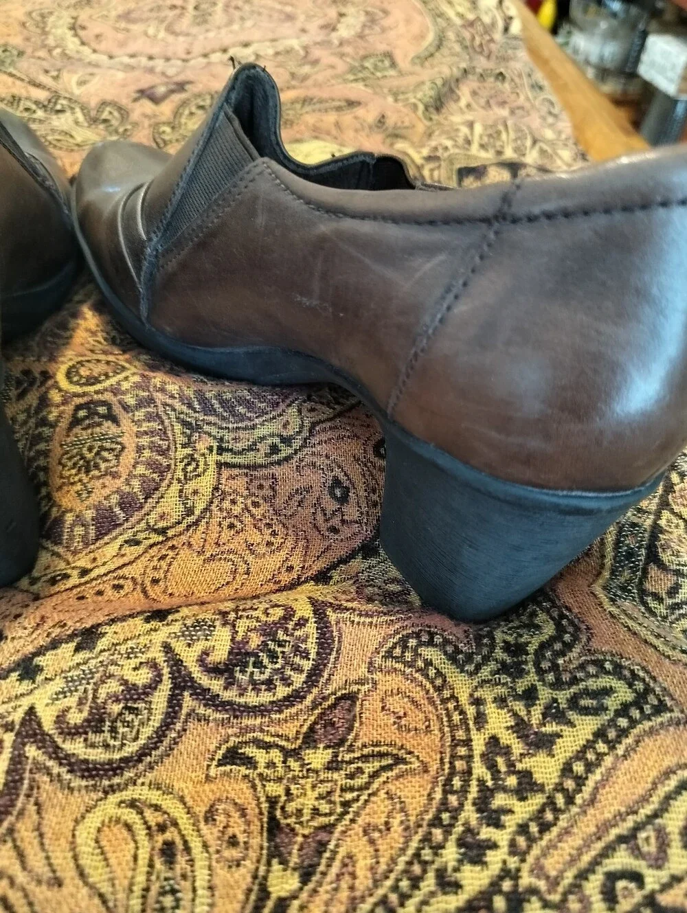 Earth Origins Women's 9m McLean Brown Leather Comfort Shooties Heeled Booties